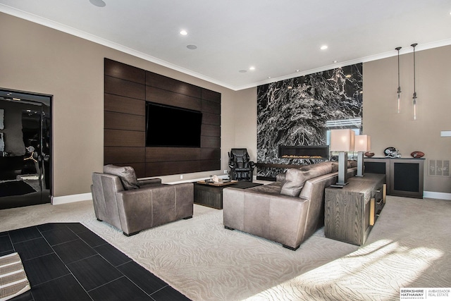 living room with visible vents, baseboards, light colored carpet, crown molding, and recessed lighting