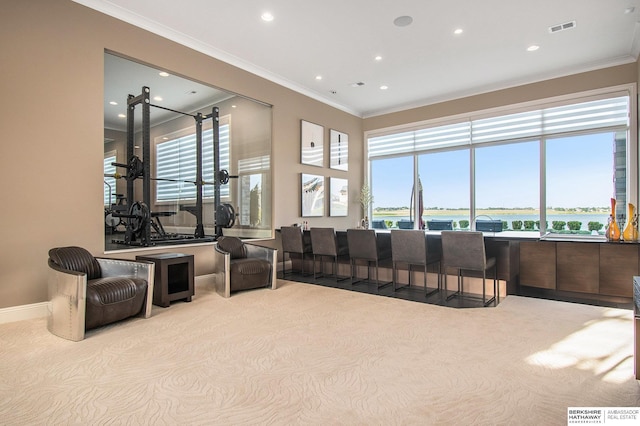 living area featuring visible vents, baseboards, light colored carpet, ornamental molding, and recessed lighting