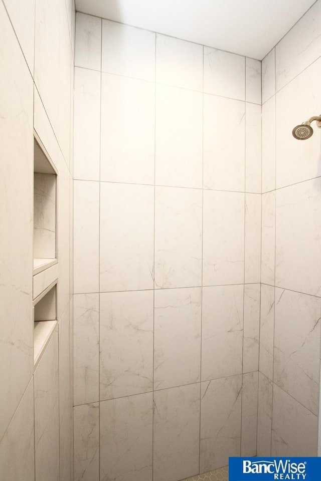 details with a tile shower