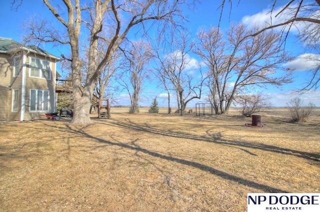 view of yard featuring a rural view