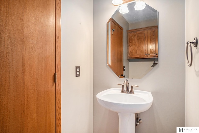 bathroom featuring a sink