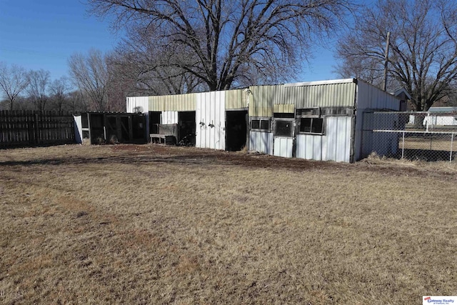 view of outdoor structure featuring fence and an outdoor structure