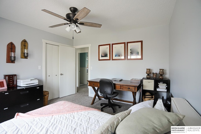 bedroom with carpet floors, a textured ceiling, a ceiling fan, and a closet