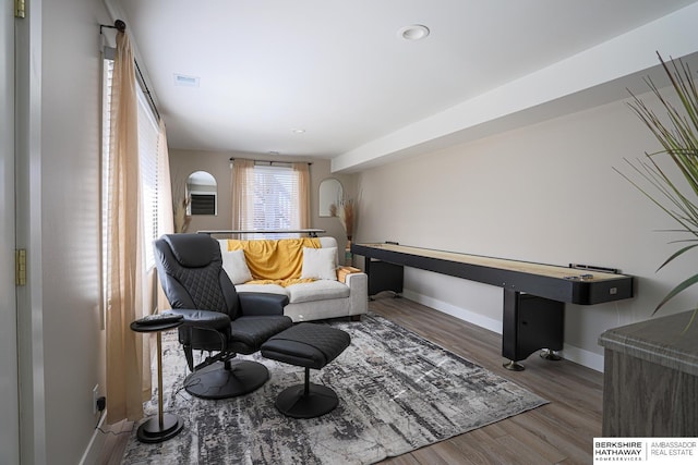 living area featuring recessed lighting, dark wood finished floors, visible vents, and baseboards