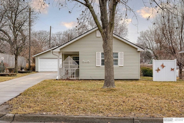 view of front facade featuring a garage and a front yard