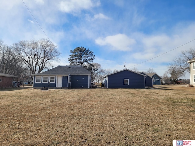 view of front of home with a front lawn