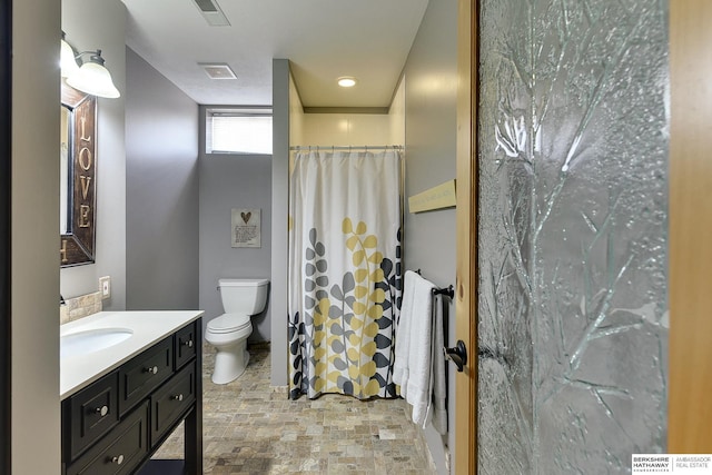 bathroom featuring visible vents, toilet, curtained shower, and vanity