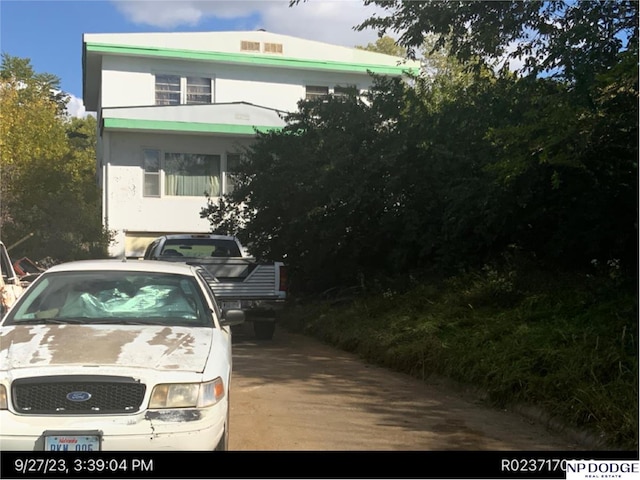 view of front facade featuring stucco siding