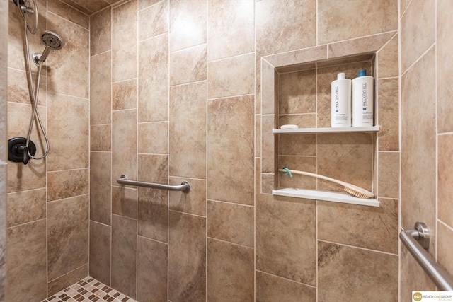 bathroom featuring tiled shower