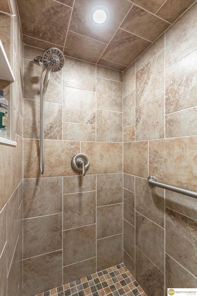 full bathroom featuring tiled shower