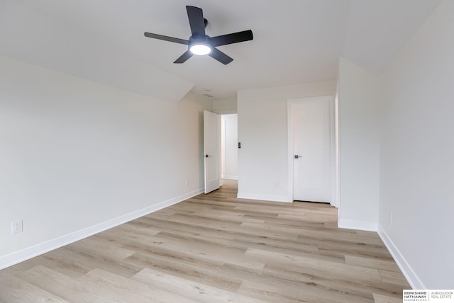 unfurnished bedroom featuring light wood-style floors, baseboards, and a ceiling fan