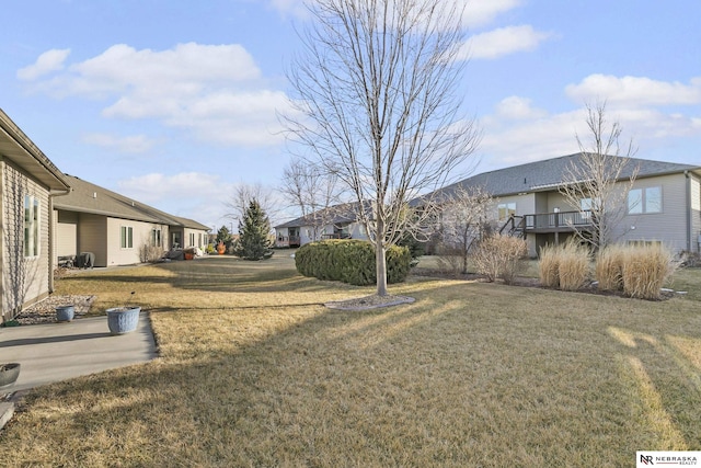 view of yard featuring a residential view