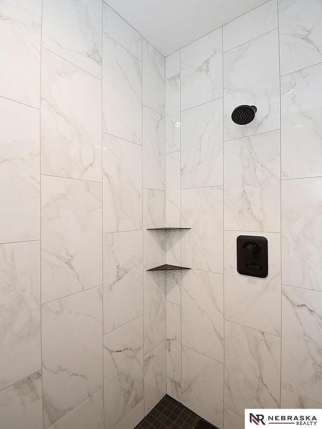 bathroom featuring a tile shower