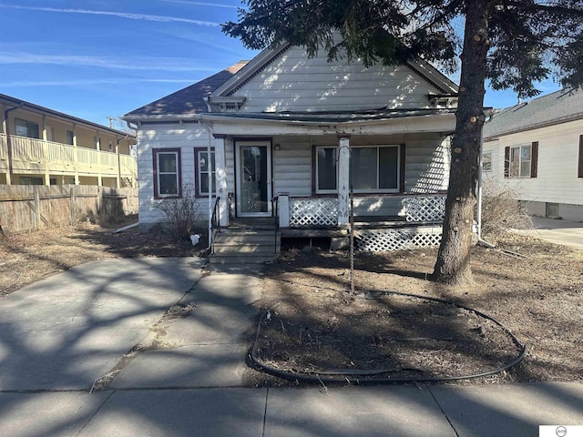 view of front facade with covered porch and fence