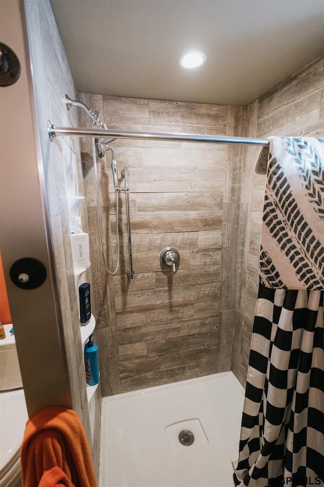 bathroom featuring tiled shower