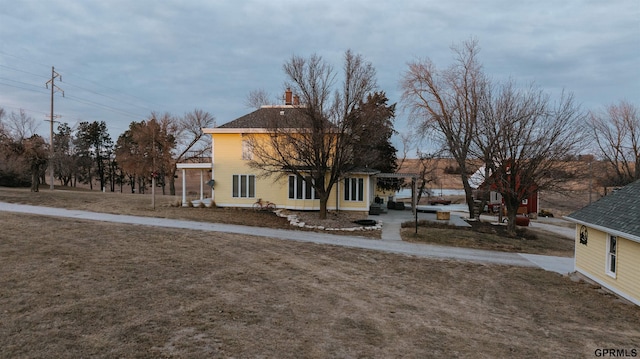 view of front of property with a front yard