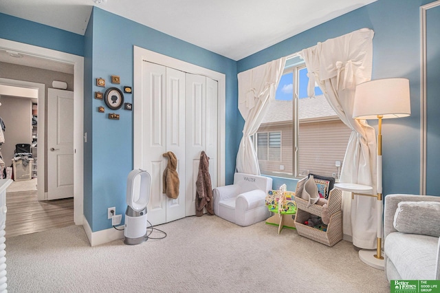 living area with carpet flooring and baseboards