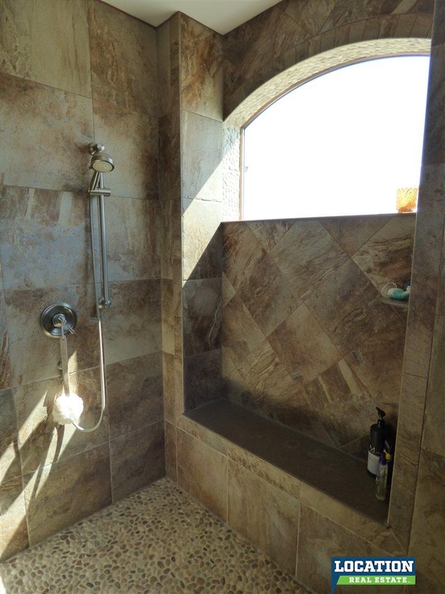 bathroom featuring tiled shower