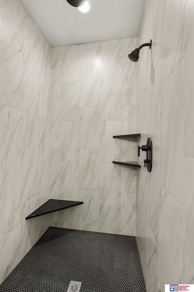 bathroom featuring a tile shower