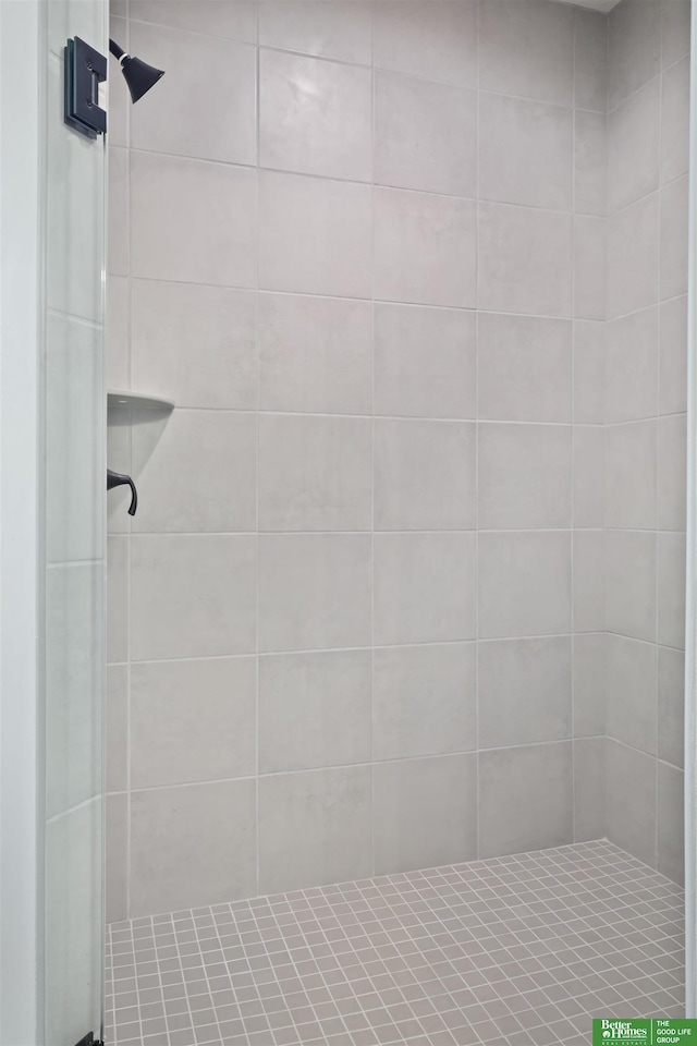 full bath with tiled shower