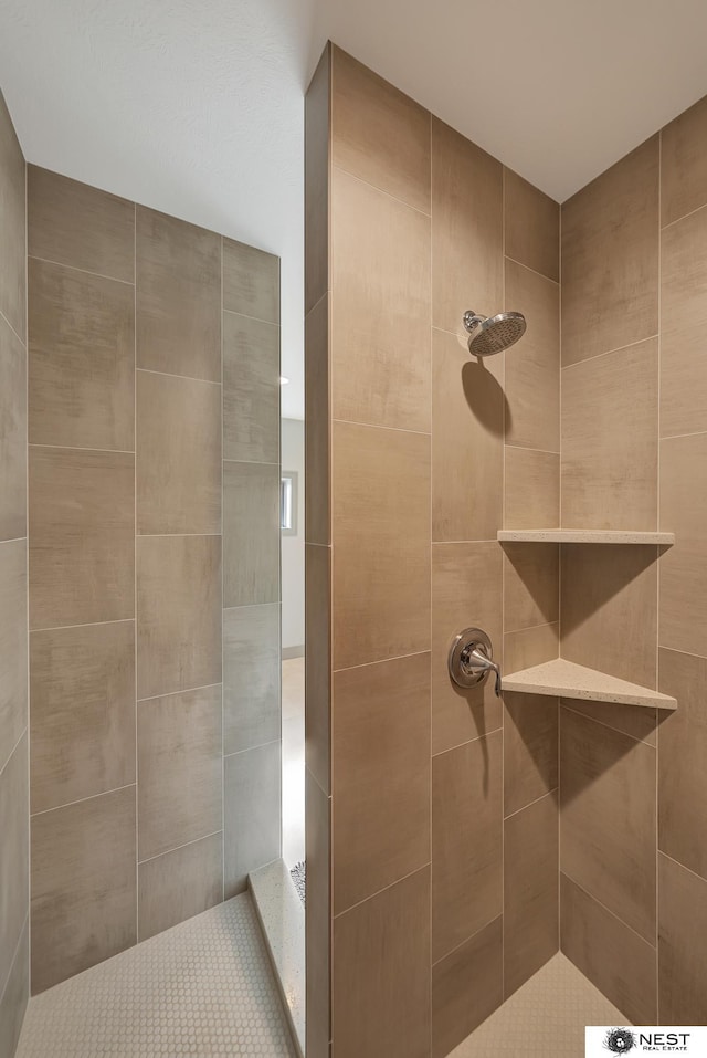 full bathroom featuring tiled shower