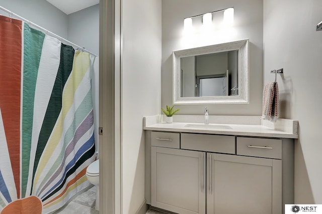 full bathroom featuring toilet, a shower with curtain, and vanity