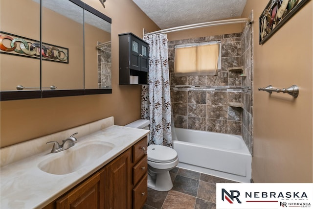 bathroom featuring a textured ceiling, vanity, shower / bath combo with shower curtain, and toilet