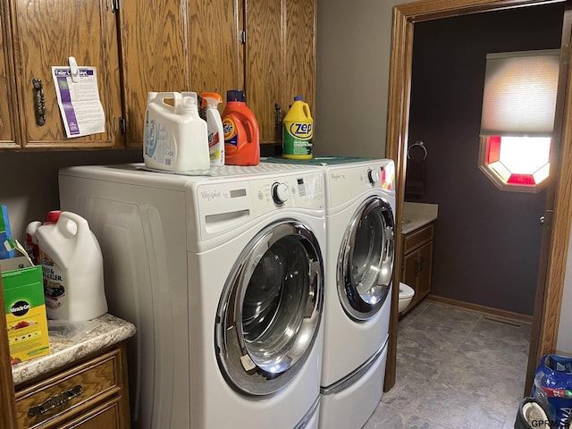 washroom featuring washer and clothes dryer and baseboards