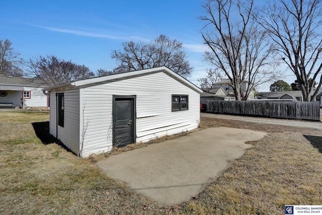 view of outdoor structure with fence and an outdoor structure