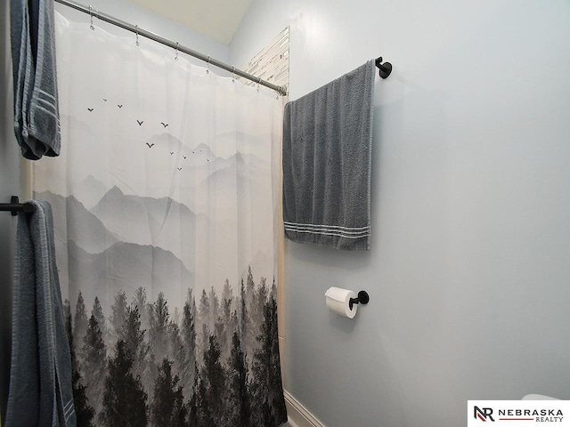 full bath featuring a shower with curtain