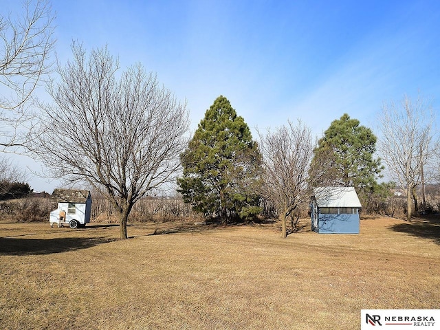 view of yard featuring an outdoor structure