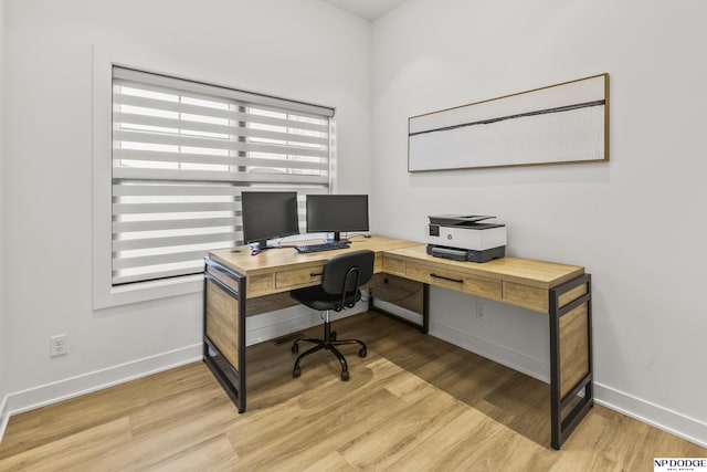 office area featuring light wood-style flooring and baseboards