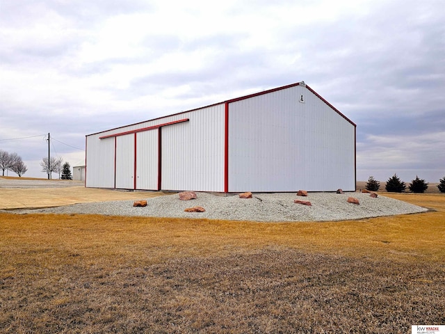 view of pole building featuring a yard