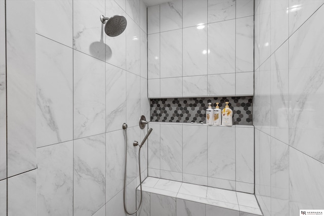 6919 Wildrye Rd, Lincoln, NE 68521 - bathroom featuring a tile shower