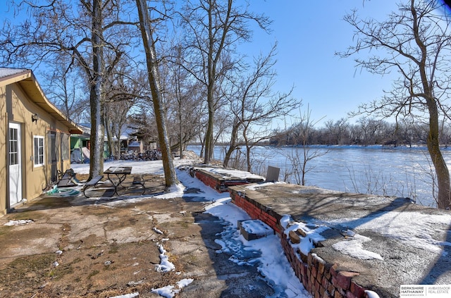 view of yard featuring a dock and a water view