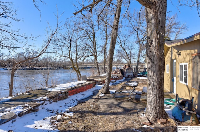 view of yard featuring a water view