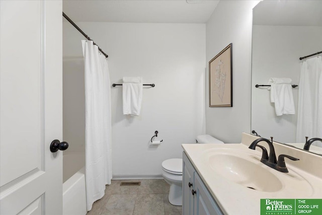 full bathroom featuring baseboards, visible vents, toilet, shower / bath combo with shower curtain, and vanity