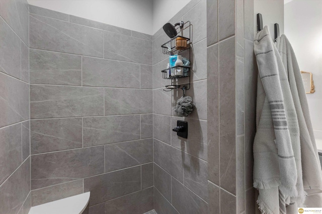 full bathroom featuring tiled shower