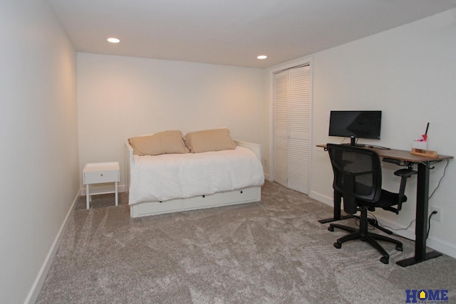 bedroom featuring carpet floors, recessed lighting, and baseboards