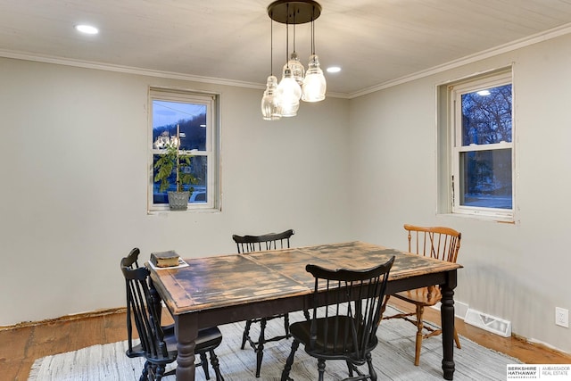 dining space featuring crown molding, recessed lighting, visible vents, wood finished floors, and baseboards