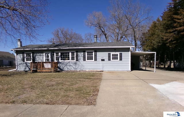 view of front of house featuring driveway, a carport, and a front yard