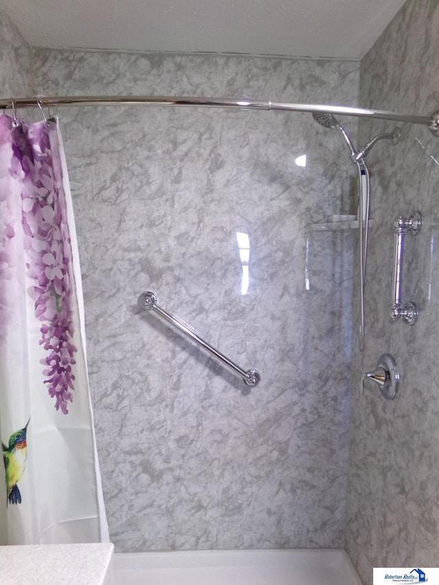 full bathroom featuring a shower with curtain