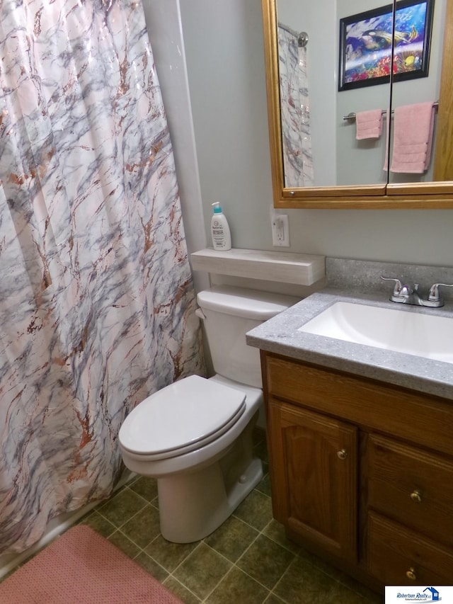 full bath with tile patterned floors, curtained shower, toilet, and vanity