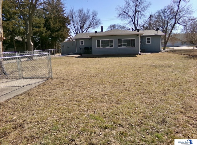 view of front facade with a gate, a front lawn, and fence