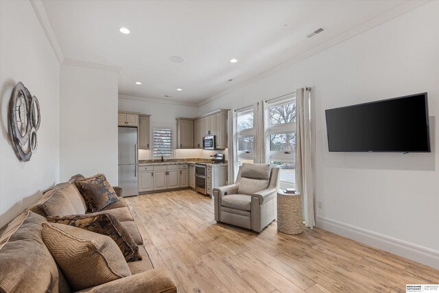 living area featuring light wood-type flooring, visible vents, recessed lighting, crown molding, and baseboards