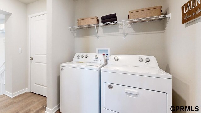 laundry room with laundry area, independent washer and dryer, light wood-style flooring, and baseboards