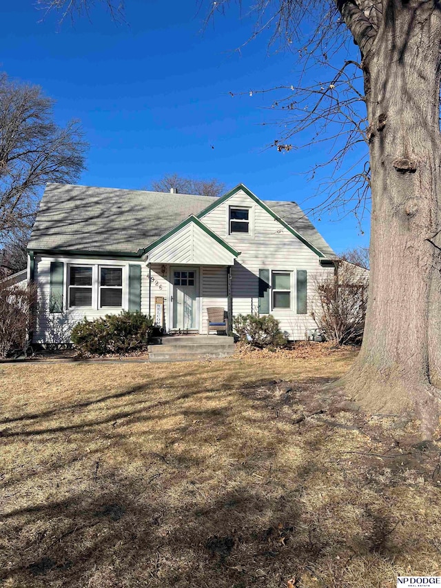 bungalow featuring a front lawn