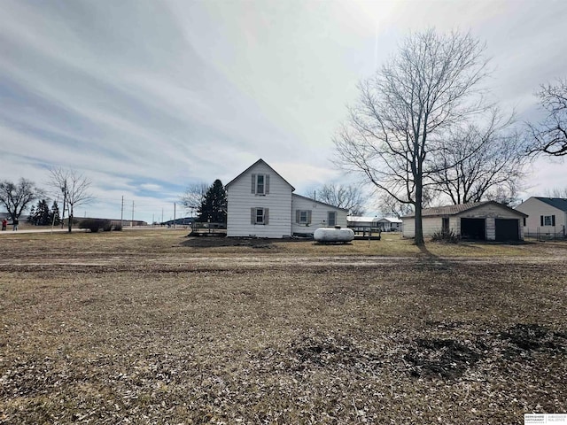 view of yard featuring an outbuilding and a detached garage