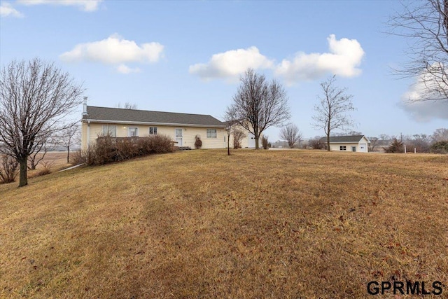 view of front facade featuring a front lawn