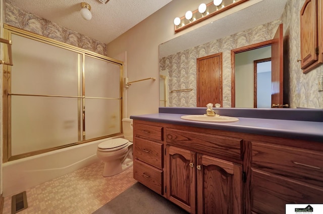 full bath with visible vents, wallpapered walls, bath / shower combo with glass door, toilet, and a textured ceiling